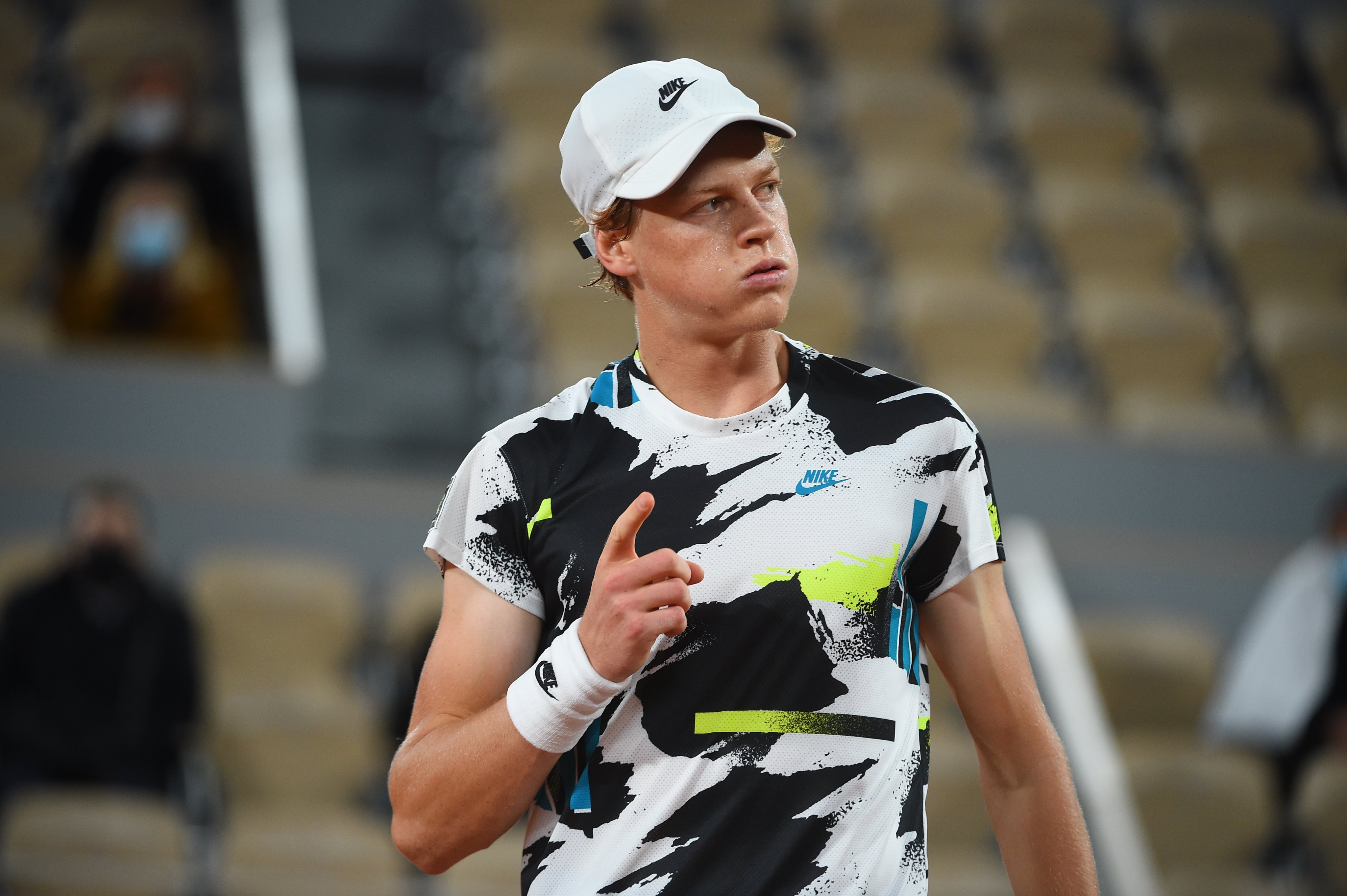 Jannik Sinner começa Roland Garros com vitória